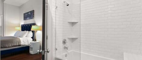 Badewanne, Haartrockner, Handtücher