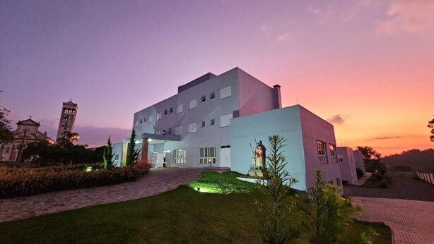 Un edificio moderno con techo plano y una entrada amplia.