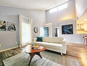 テレビ、書庫、ステレオ