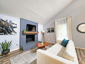 テレビ、書庫、ステレオ