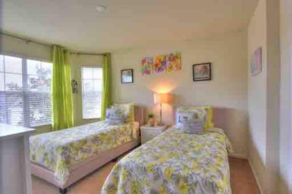 Stylish & Comfy ~ Mins to Disney ~ Pool ~ Hot Tub!