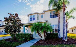 Exterior - Stylish & Comfy ~ Mins to Disney ~ Pool ~ Hot Tub! (Kissimmee)