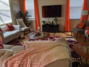Living area - Stylish & Comfy ~ Mins to Disney ~ Pool ~ Hot Tub! (Kissimmee)