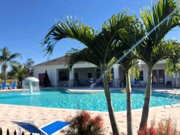 Pool - Stylish & Comfy ~ Mins to Disney ~ Pool ~ Hot Tub! (Kissimmee)
