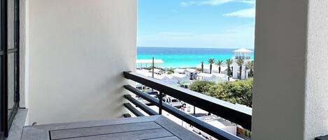 Varanda com vista para o mar e as instalações da praia.