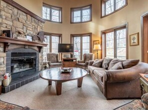 Fernseher, Kamin, Bücher