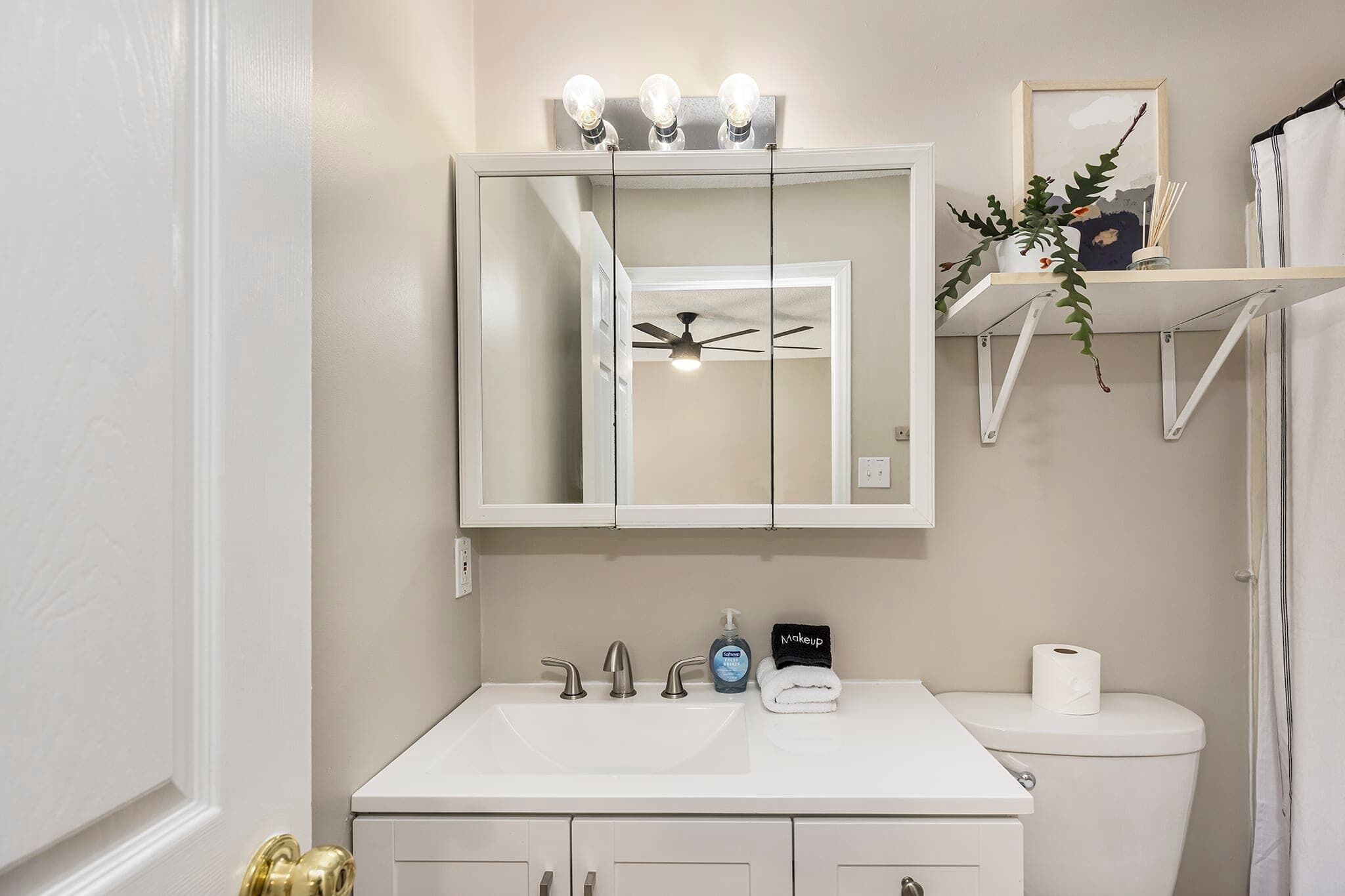 Regadera, toallas, jabón, shampoo 