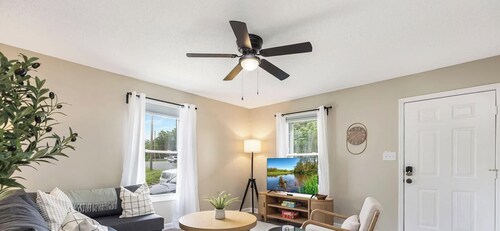 Charming Belmont Bungalow - 5 Min Walk to Downtown