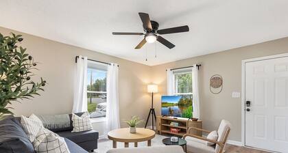 Charming Belmont Bungalow - 5 Min Walk to Downtown