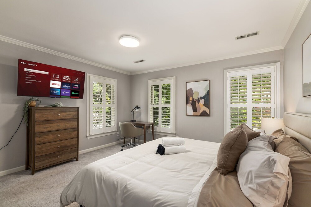 Greensboro Manor / HotTub / FirePit / Basketball Court / 15Min To