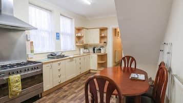 Kühlschrank, Wasserkocher, Toaster, Kochgeschirr/Geschirr/Besteck