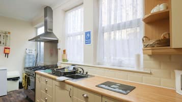 Kühlschrank, Wasserkocher, Toaster, Kochgeschirr/Geschirr/Besteck