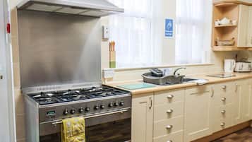 Kylskåp, vattenkokare, brödrost och grytor/köksredskap