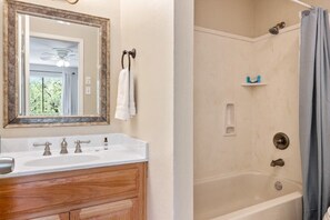 Regadera, secadora de cabello, toallas 