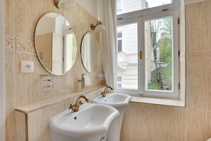 Quarto casal luxo | Banheiro | Banheira, toalhas de banho, sabonete, papel higiênico
