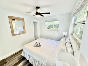 2 habitaciones, tabla de planchar con plancha, cuna de viaje y wifi