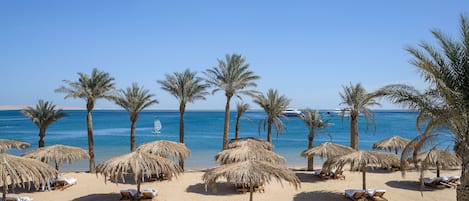 Playa privada, camastros, sombrillas y toallas de playa