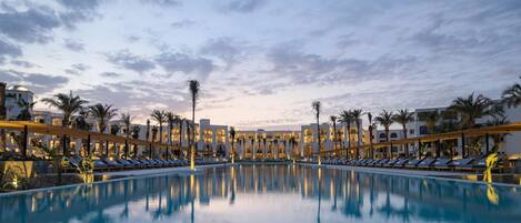 2 piscines extérieures, parasols de plage, chaises longues