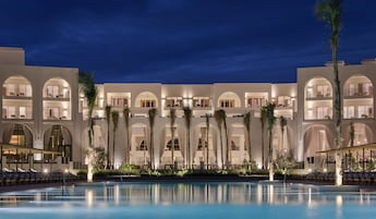 2 piscinas externas, guarda-sóis, espreguiçadeiras