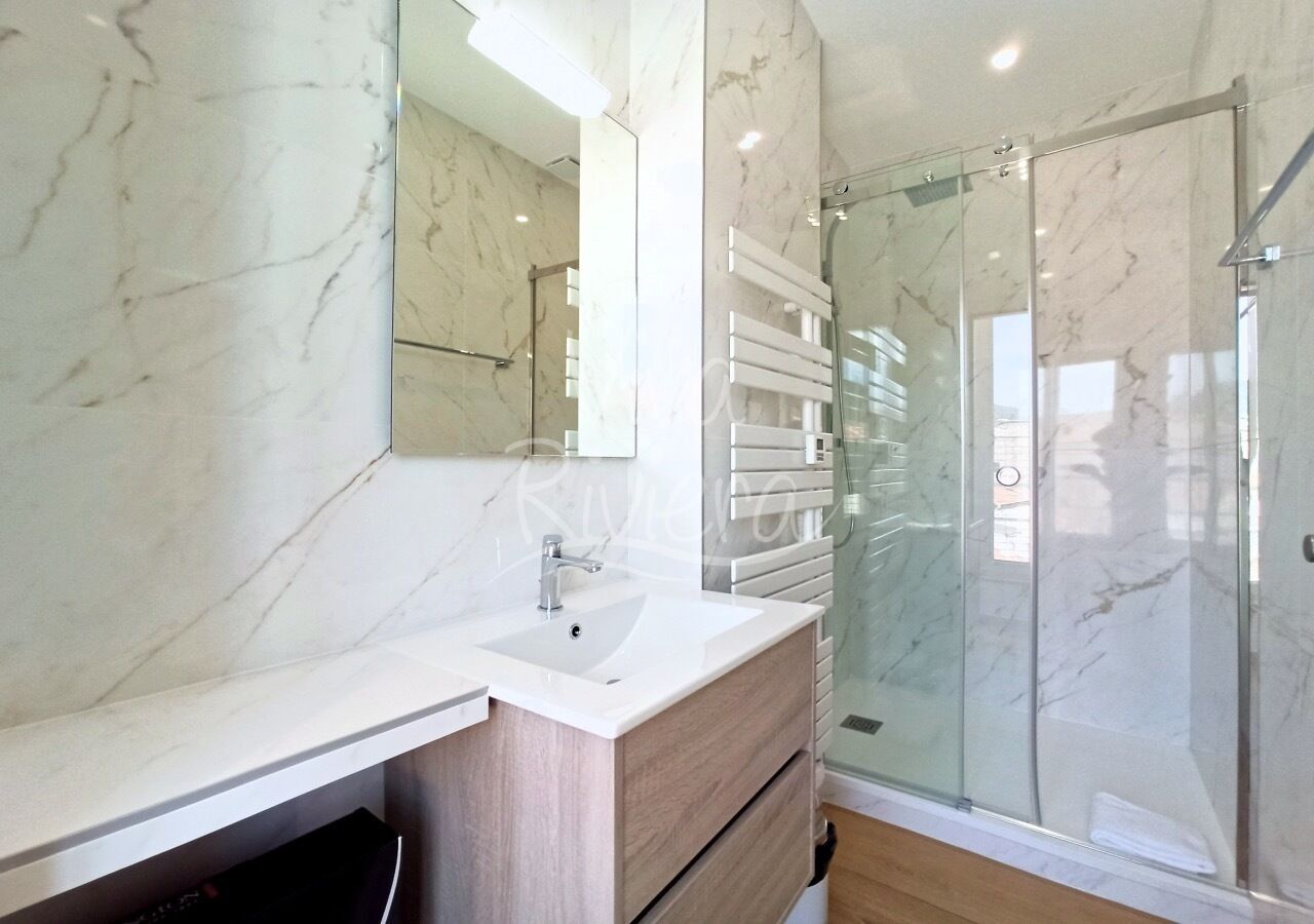 Bañera con ducha, secador de pelo, toallas
