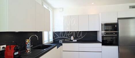 Kühlschrank, Mikrowelle, Geschirrspüler, Toaster