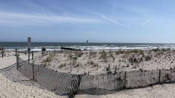 Ranta lähistöllä, rantapyyhkeitä