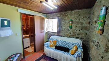 Een televisie en een open haard