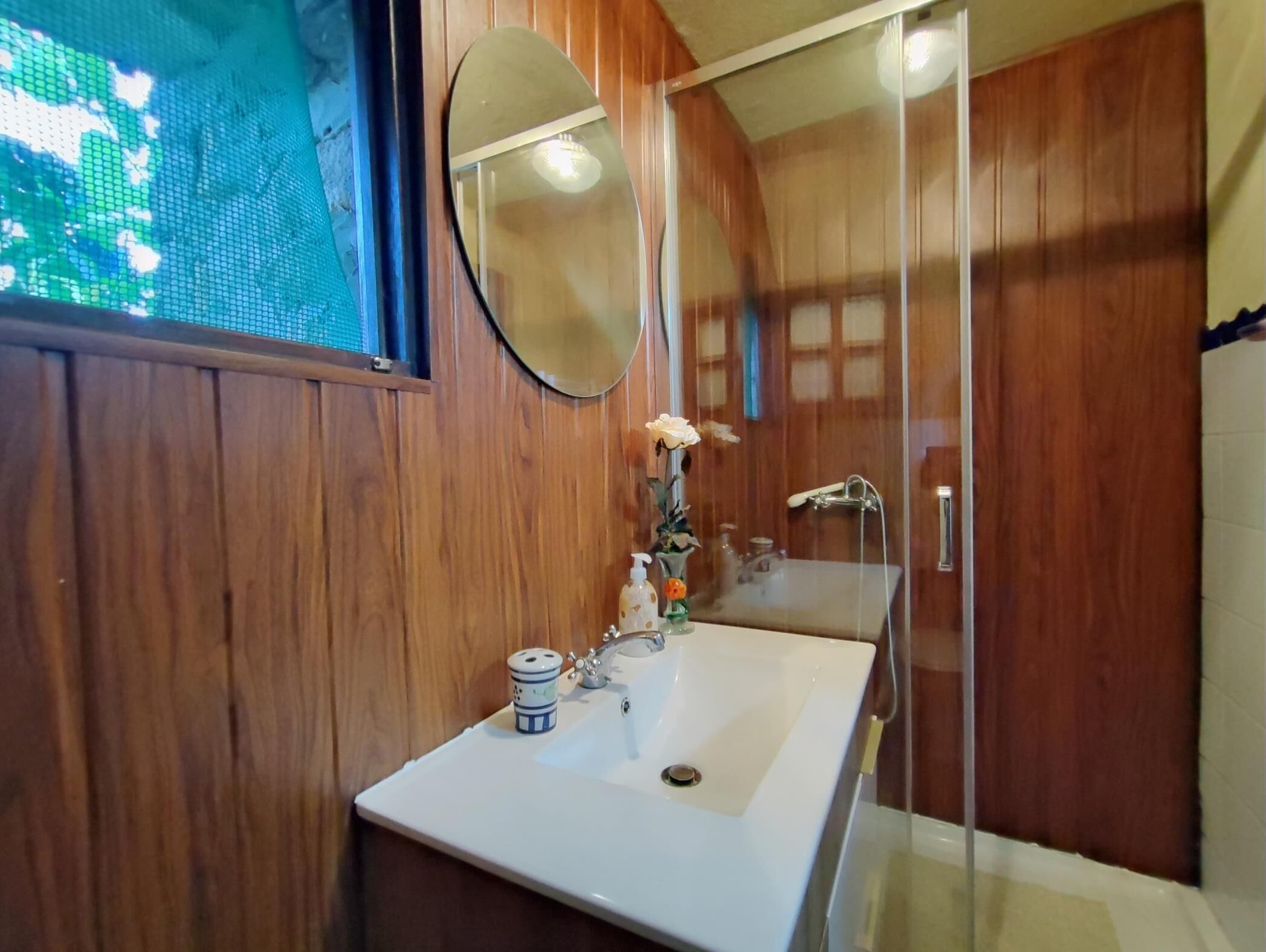 Een douche, een haardroger, handdoeken