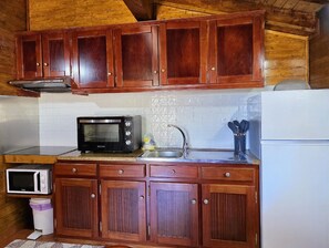 Refrigerador, microondas, horno y cafetera y tetera 