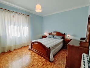 3 bedrooms, iron/ironing board, internet, bed sheets