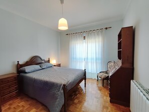 3 bedrooms, iron/ironing board, internet, bed sheets