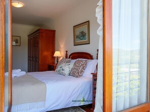 4 habitaciones, tabla de planchar con plancha, internet y ropa de cama 