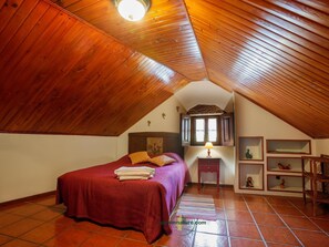 4 bedrooms, iron/ironing board, internet, bed sheets