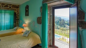 2 bedrooms, iron/ironing board, internet, bed sheets
