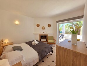 2 quartos, ferros/tábuas de passar roupa, acesso à internet