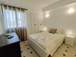 2 quartos, ferros/tábuas de passar roupa, acesso à internet