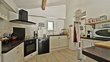 Geladeira, micro-ondas, fogão, lava-louças