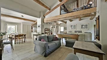 TV, lareira, DVD player, aparelho de som