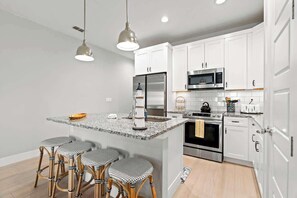 Refrigerador, microondas, horno y parrilla de estufa 