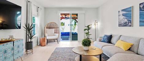 Televisión, videojuegos, oficina