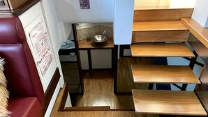 Een trap met houten treden die naar een lager gelegen niveau leidt.
