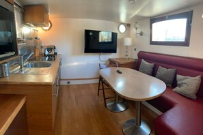 Réfrigérateur, micro-ondes, plaque de cuisson, cafetière/bouilloire