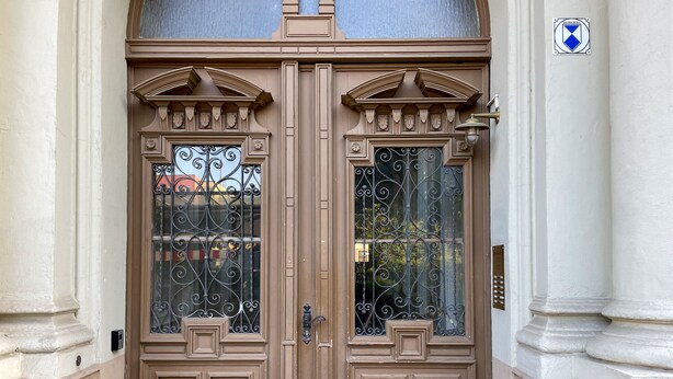 A double door with intricate ironwork and a sign above it. - Bamboo City (Magdeburg)