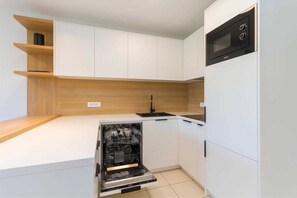 Kühlschrank, Mikrowelle, Herdplatte, Geschirrspüler
