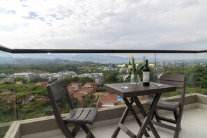 Deluxe Double Room | Terrace/patio - LUXURY STUDIO (Cali)