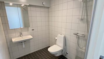 Studio | Bathroom | Shower, towels