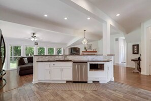 Microondas, horno, placa de cocina y lavavajillas