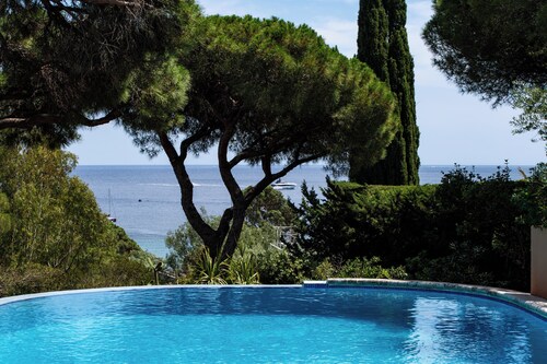Renovated 4 bedroom villa with SEA VIEW - 250m from the beach - pool - garden
