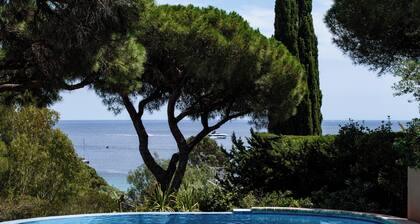 Renovated 4 bedroom villa with SEA VIEW - 250m from the beach - pool - garden