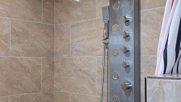 Haartrockner, Handtücher, Seife, Shampoo
